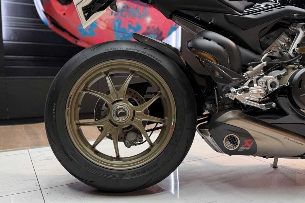 Ducati Panigale V4 R 6